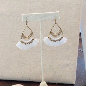 (NWOT) Stella & Dot Roman Chandeliers - White
